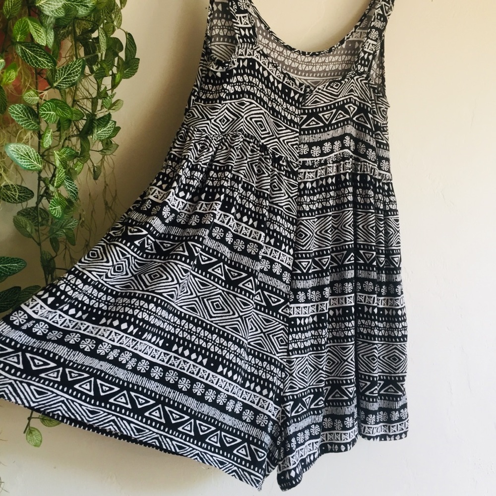Patterned Flowy Romper - Picture 3 of 8